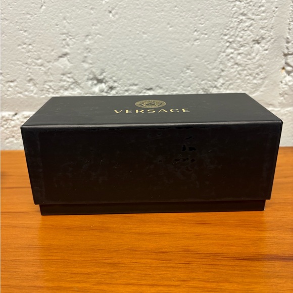 Versace eyeglass case with box - Picture 7 of 9